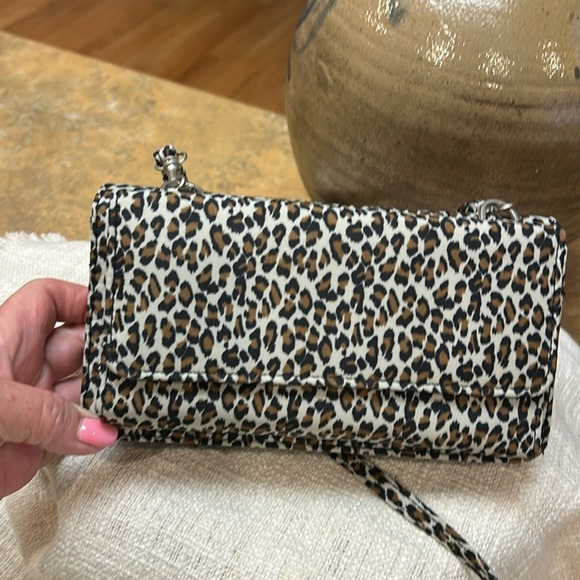 Travelon Leopard Print Crossbody Bag - Picture 8 of 11